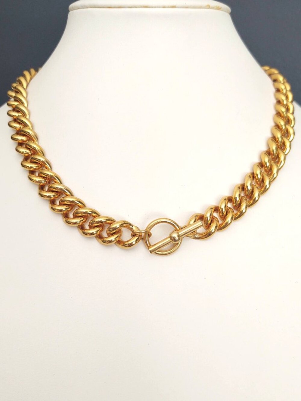 Gold tone link collar toggle closure necklace